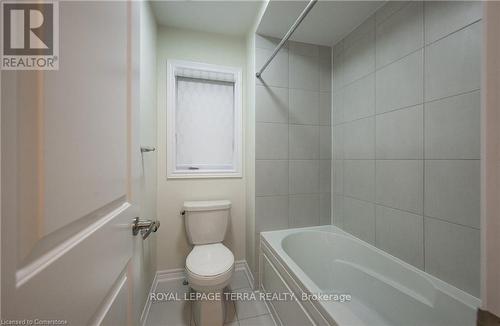 18 Elliot Avenue E, Centre Wellington (Fergus), ON - Indoor Photo Showing Bathroom