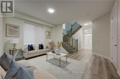 18 Elliot Avenue E, Centre Wellington (Fergus), ON - Indoor Photo Showing Living Room