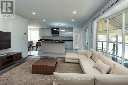 264 St Andrews Drive, Hamilton (Vincent), ON - Indoor Photo Showing Living Room