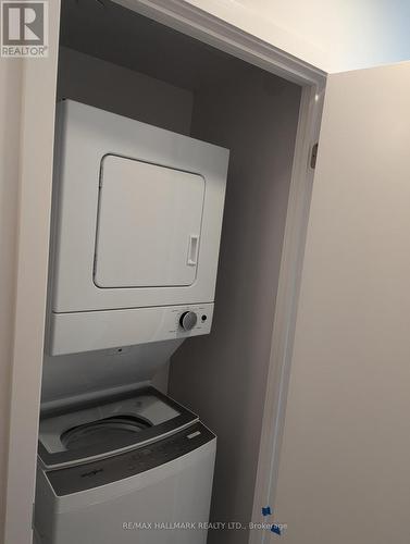 2103 - 238 Simcoe Street, Toronto (Kensington-Chinatown), ON - Indoor Photo Showing Laundry Room