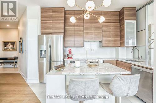 305 - 797 Don Mills Road, Toronto (Flemingdon Park), ON - Indoor Photo Showing Kitchen With Upgraded Kitchen