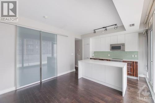 111 Champagne Avenue Unit#403, Ottawa, ON - Indoor Photo Showing Kitchen