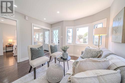 250 Mcnaughton Avenue, Oshawa, ON - Indoor Photo Showing Living Room