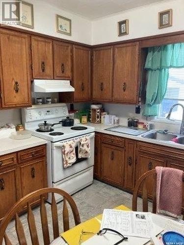 113 4Th Avenue Sw, Ituna, SK - Indoor Photo Showing Kitchen