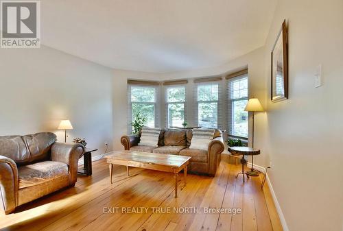 1889 Applewood Avenue, Innisfil (Alcona), ON - Indoor Photo Showing Living Room