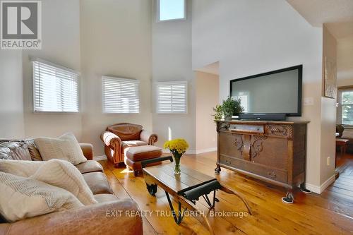 1889 Applewood Avenue, Innisfil (Alcona), ON - Indoor Photo Showing Living Room