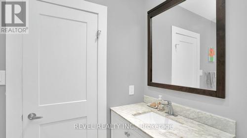 33 Yale Street, London, ON - Indoor Photo Showing Bathroom