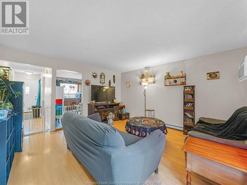 2972 Meadowbrook Lane Unit# 1, Windsor, ON - Indoor Photo Showing Living Room