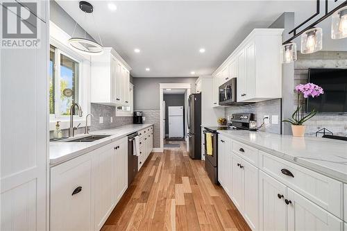 154 Stamford Drive, Perth, ON - Indoor Photo Showing Kitchen With Upgraded Kitchen