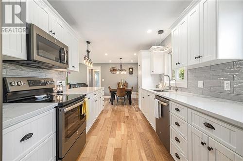 154 Stamford Drive, Perth, ON - Indoor Photo Showing Kitchen With Upgraded Kitchen