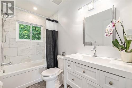 154 Stamford Drive, Perth, ON - Indoor Photo Showing Bathroom