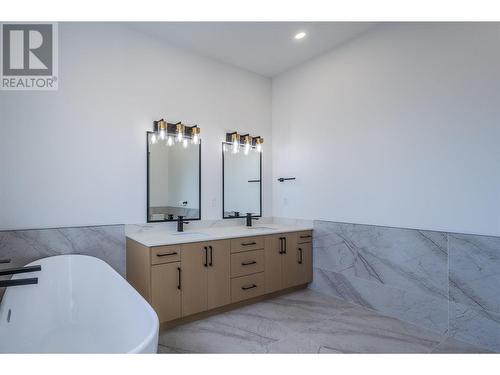 3304 Evergreen Drive, Penticton, BC - Indoor Photo Showing Bathroom