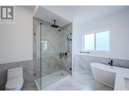 3304 Evergreen Drive, Penticton, BC - Indoor Photo Showing Bathroom