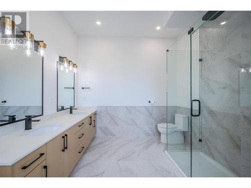 3304 Evergreen Drive, Penticton, BC - Indoor Photo Showing Bathroom