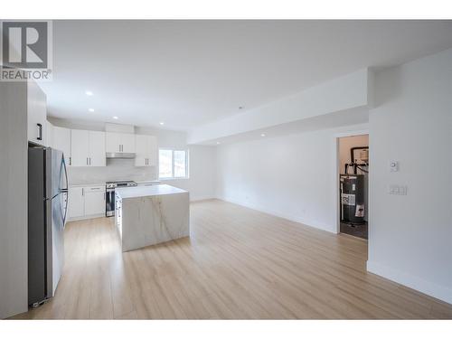 3304 Evergreen Drive, Penticton, BC - Indoor Photo Showing Kitchen