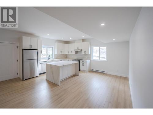 3304 Evergreen Drive, Penticton, BC - Indoor Photo Showing Kitchen