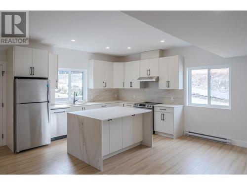 3304 Evergreen Drive, Penticton, BC - Indoor Photo Showing Kitchen