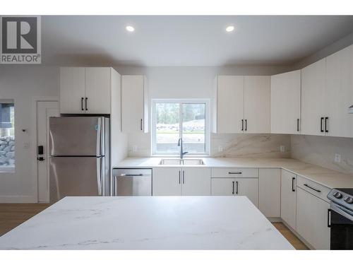 3304 Evergreen Drive, Penticton, BC - Indoor Photo Showing Kitchen