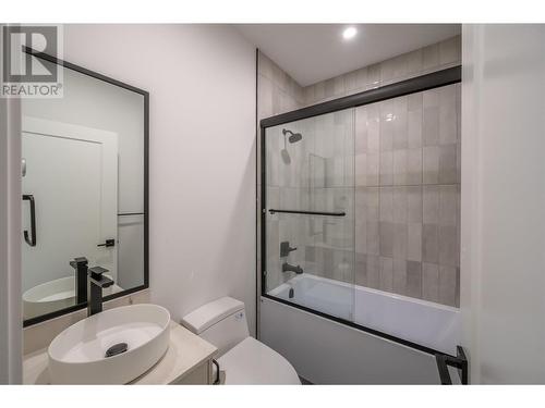 3304 Evergreen Drive, Penticton, BC - Indoor Photo Showing Bathroom