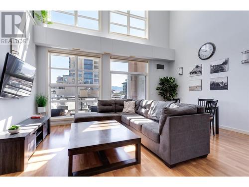 1331 Ellis Street Unit# 406, Kelowna, BC - Indoor Photo Showing Living Room