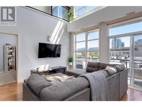 1331 Ellis Street Unit# 406, Kelowna, BC - Indoor Photo Showing Living Room