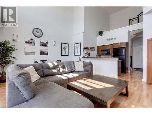 1331 Ellis Street Unit# 406, Kelowna, BC - Indoor Photo Showing Living Room