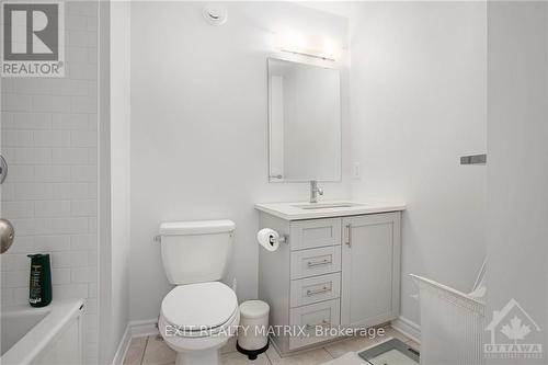 811 Clapham Terrace, Ottawa, ON - Indoor Photo Showing Bathroom