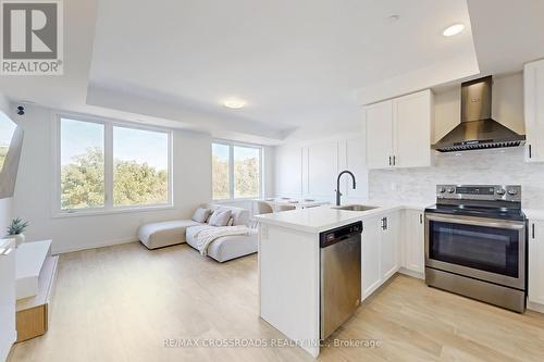 6 - 100 Alex Gardner Circle, Aurora, ON - Indoor Photo Showing Kitchen