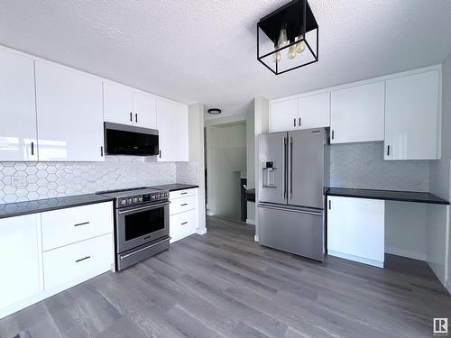 99 Wahstao Cr Nw, Edmonton, AB - Indoor Photo Showing Kitchen With Upgraded Kitchen