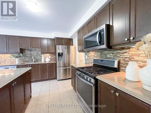 74 Aylesbury Drive, Brampton, ON - Indoor Photo Showing Kitchen With Upgraded Kitchen