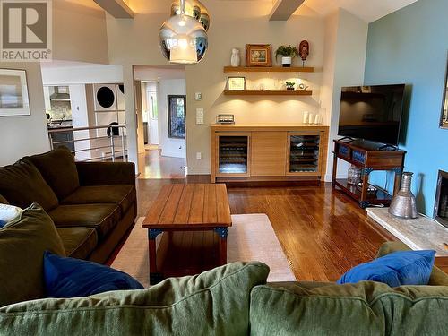 6110 Bonnie Bay Place, West Vancouver, BC - Indoor Photo Showing Living Room