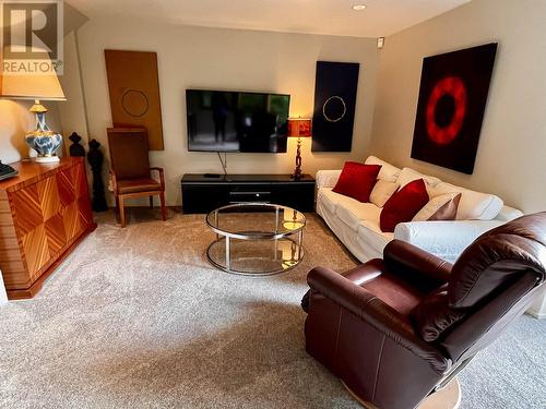 6110 Bonnie Bay Place, West Vancouver, BC - Indoor Photo Showing Living Room