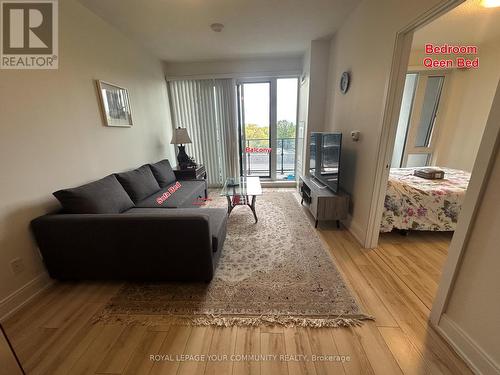 515B - 9600 Yonge Street, Richmond Hill, ON - Indoor Photo Showing Living Room