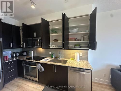 515B - 9600 Yonge Street, Richmond Hill, ON - Indoor Photo Showing Kitchen With Upgraded Kitchen