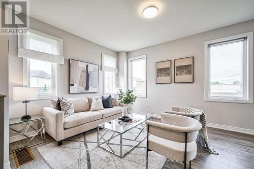 17 Pinot Crescent, Hamilton, ON - Indoor Photo Showing Living Room