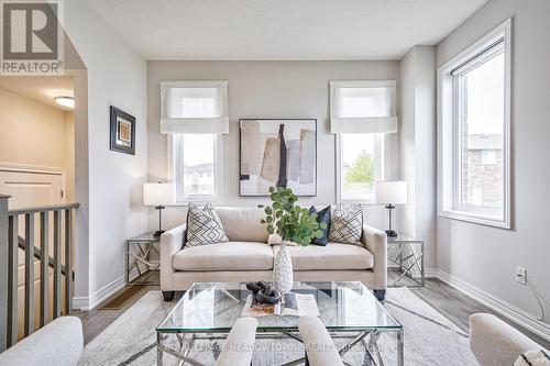 17 Pinot Crescent, Hamilton, ON - Indoor Photo Showing Living Room