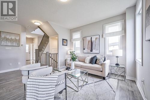 17 Pinot Crescent, Hamilton, ON - Indoor Photo Showing Living Room