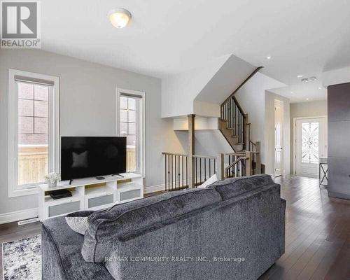 162 Walker Boulevard, New Tecumseth, ON - Indoor Photo Showing Living Room