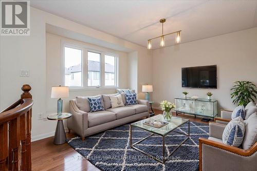 70 Steele Street, New Tecumseth, ON - Indoor Photo Showing Living Room