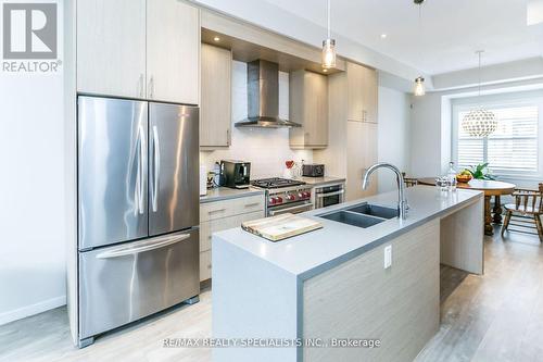 264 Vellwood Common, Oakville, ON - Indoor Photo Showing Kitchen With Double Sink With Upgraded Kitchen