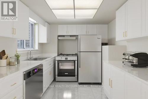 202 - 880 Dundas Street W, Mississauga, ON - Indoor Photo Showing Kitchen