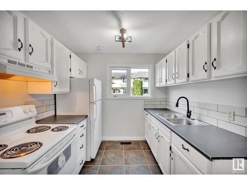 11331 22 Av Nw, Edmonton, AB - Indoor Photo Showing Kitchen With Double Sink