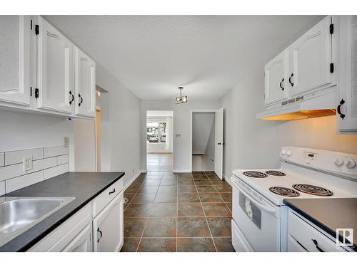 11331 22 Av Nw, Edmonton, AB - Indoor Photo Showing Kitchen