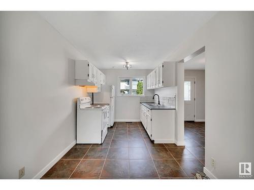 11331 22 Av Nw, Edmonton, AB - Indoor Photo Showing Kitchen