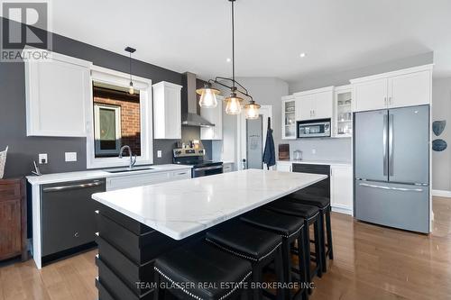 151 Spencer Avenue, Lucan Biddulph (Lucan), ON - Indoor Photo Showing Kitchen With Upgraded Kitchen