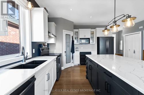 151 Spencer Avenue, Lucan Biddulph (Lucan), ON - Indoor Photo Showing Kitchen With Double Sink With Upgraded Kitchen