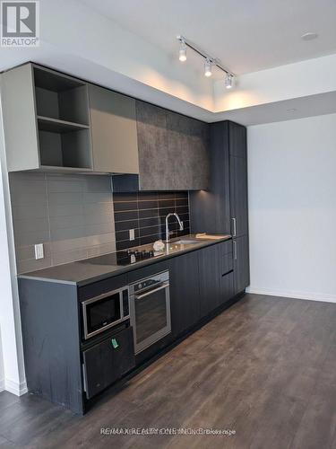 3915 - 1000 Portage Parkway, Vaughan, ON - Indoor Photo Showing Kitchen