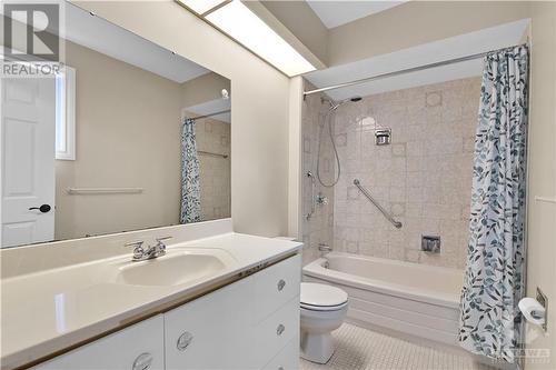 28 Phylis Street, Ottawa, ON - Indoor Photo Showing Bathroom