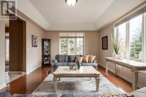 5 Maryheather Crescent, Hamilton, ON - Indoor Photo Showing Living Room