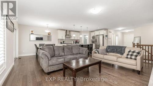 26 Hollingshead Road, Ingersoll, ON - Indoor Photo Showing Living Room